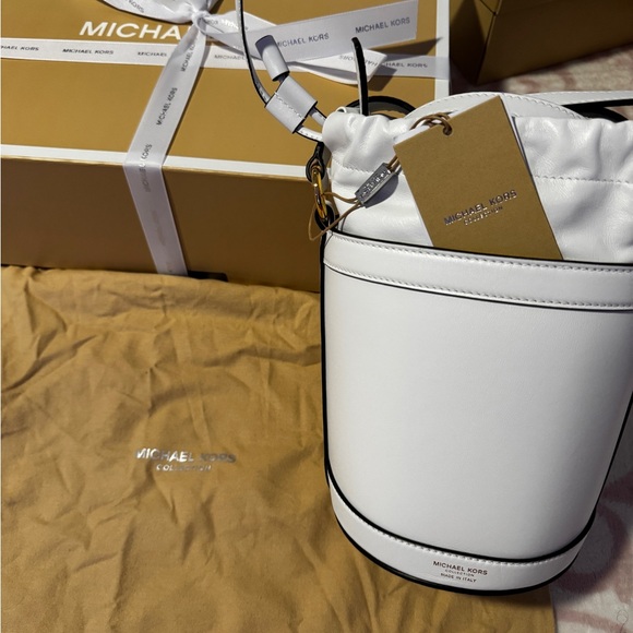 Audrey Medium Leather Bucket Bag - Picture 1 of 6